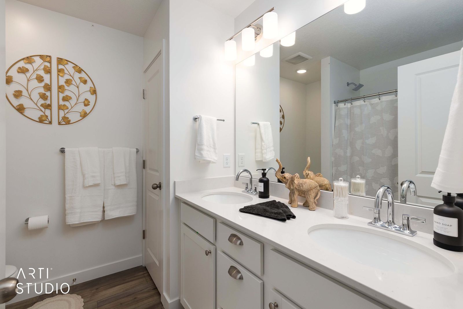 Primary bath with a double vanity and a woven wall accent